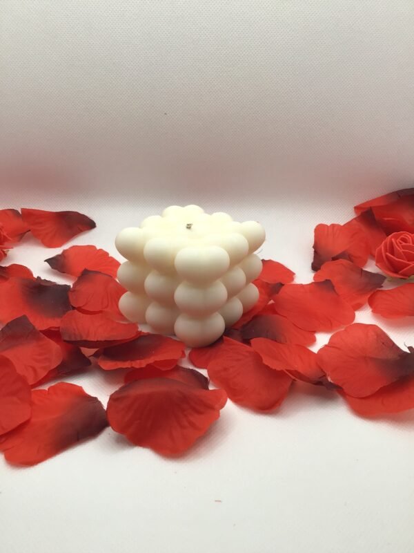 Bougie "coeur ardent" blanche parfum "caresse d'argent"